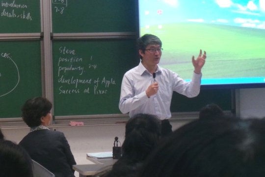 陈新忠老师在主持研讨.JPG