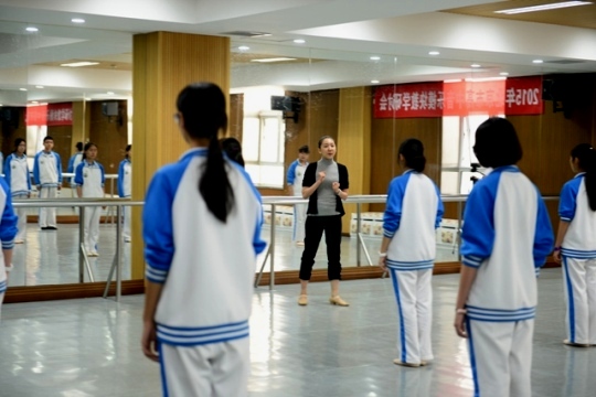 王凤娇老师进行教学.JPG