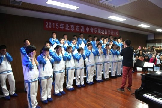 王帅老师带领学生做放松练习.JPG