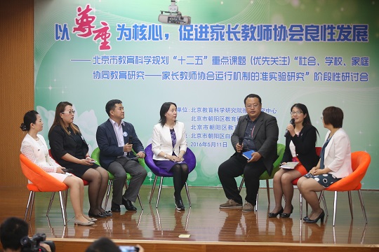 校长与PTA会长进行沙龙活动.JPG