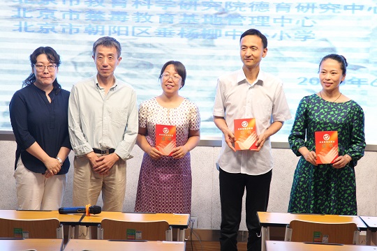 4德育中心三位老师荣获禁毒教育基地颁发的志愿者证书 - 副本.JPG