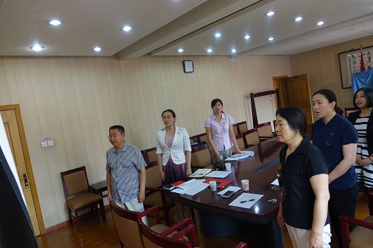 全体起立唱《国际歌》.jpg