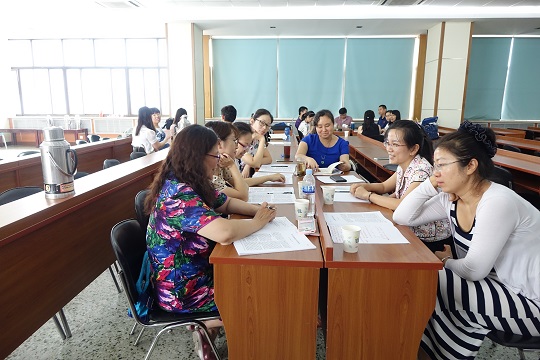 2教师组进行学习讨论.JPG