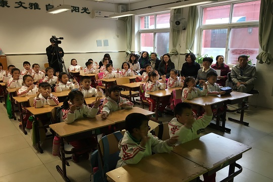 课堂上学生与老师积极互动1.jpg