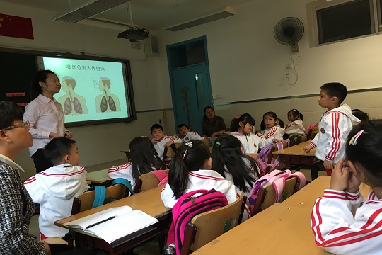 课堂上学生与老师积极互动2.jpg
