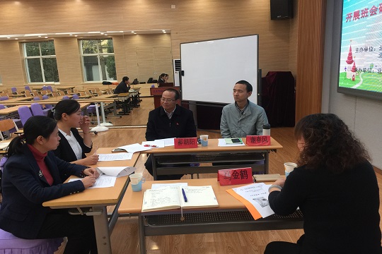 4主会场谢主任与讲课老师深入交流.jpg