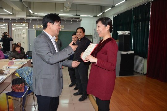 4刘继忠校长为会长颁发证书.JPG