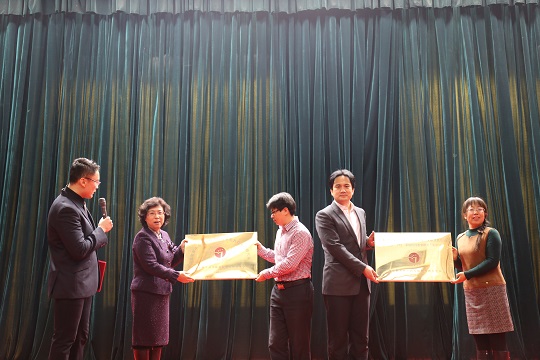 2领导和专家为学校颁牌.JPG
