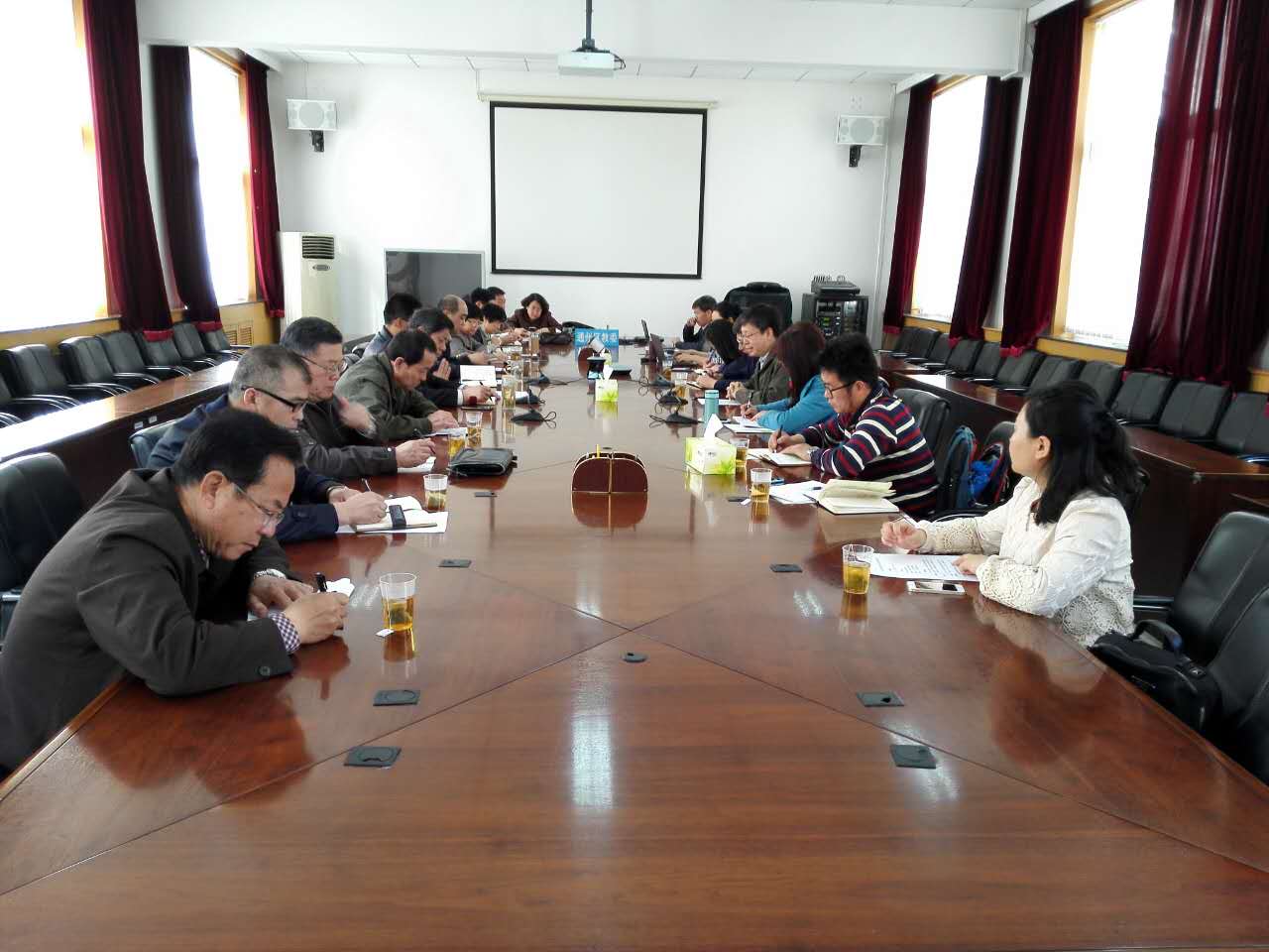 调研组集中听取汇报.jpg