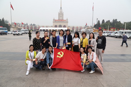 参观“砥砺奋进的五年”大型成就展.jpg