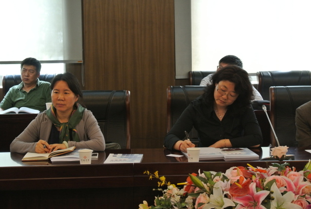 市教委科研处处长赵清主持会议.JPG