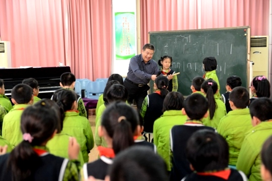 13梁洪来为教师们做教法示范.JPG