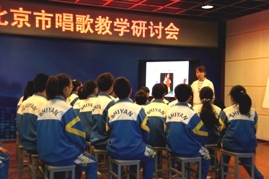 02门头沟区首师大附中永定分校刘雅男老师在上课.JPG