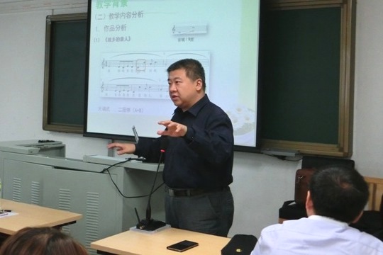 梁洪来进行讲解.JPG