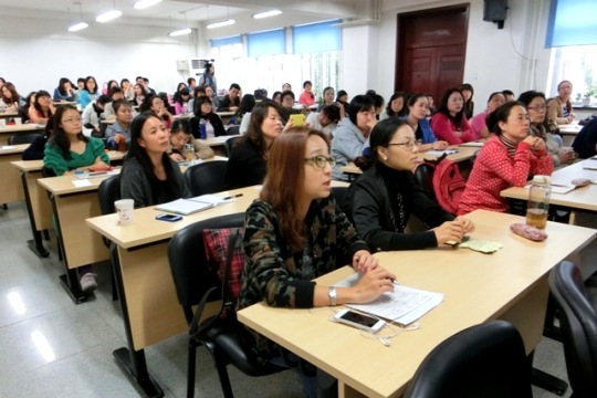 来自各区县一百位中学教师参加活动.JPG