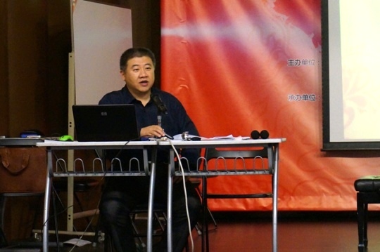 音乐教研室梁洪来主持活动.JPG