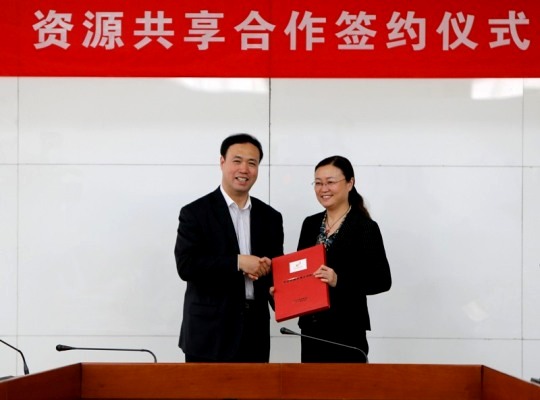 20140513 线联平主任代表北京市赠送数字学校账号.jpg