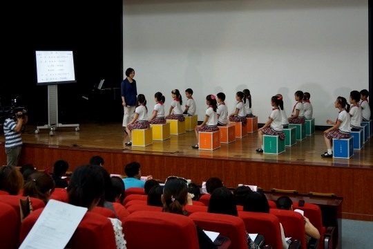 景山学校杨向玲老师执教的二年级唱歌课《郊游》.JPG