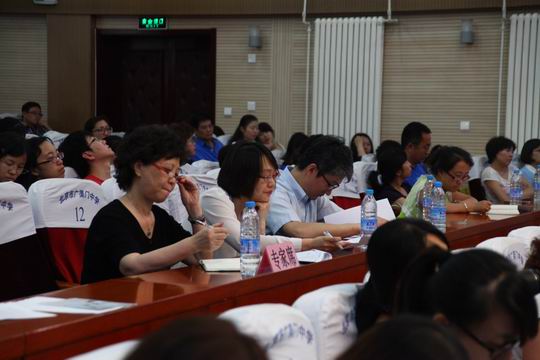 调整大小 王蔷教授，生平老师和陈新忠老师在听课中.JPG