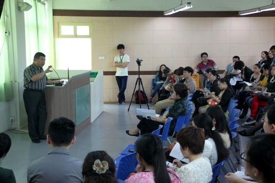 北京市中小学音乐教研室梁洪来主任就株洲市第四中学的两节现场课做现场点评.jpg
