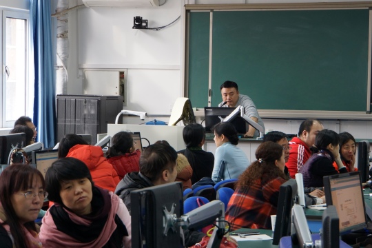 基教研中心秦晓文对25个主题实验进行操作培训.jpg