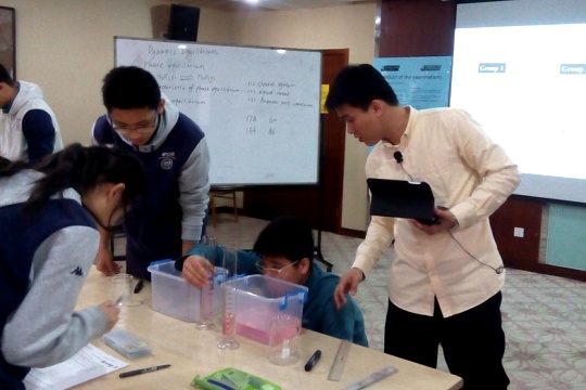 5AP化学课堂上，教师指导学生分组实验.jpg