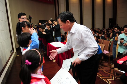 20140424徐建国院士、许媛媛副处长为学生代表发证书DSC_8067.jpg