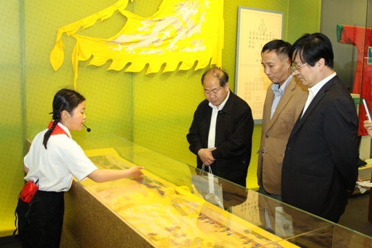 20140514 领导听学生讲解.JPG