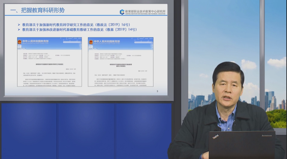 曾讲课照片.png