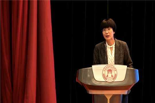 冯丽娜老师作为初中评委组组长点评发言.jpg