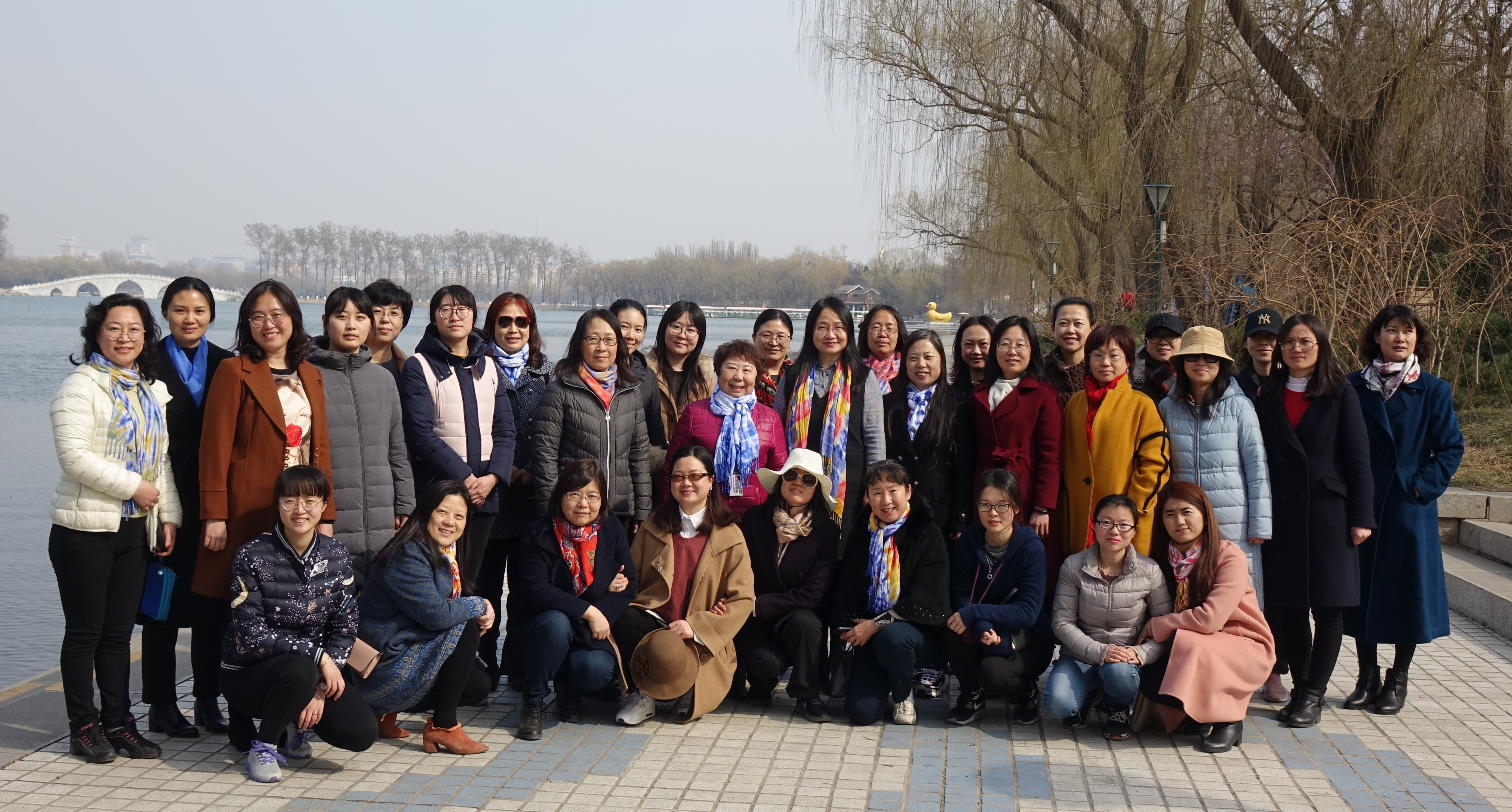 8马书记、熊书记和女职工们合影2.jpg