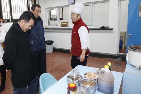 检查饮食安全.jpg