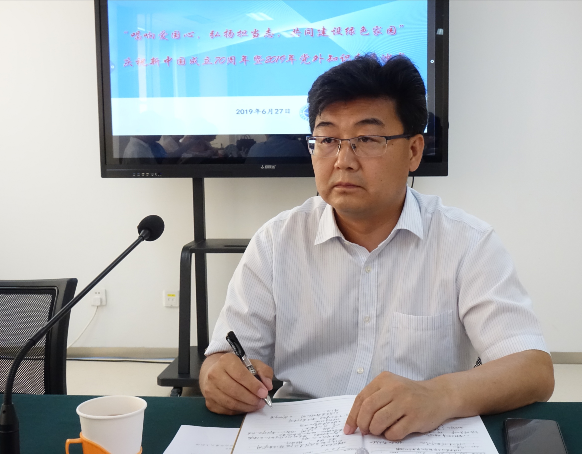 2.组织宣传部部长钱伟主持会议.jpg
