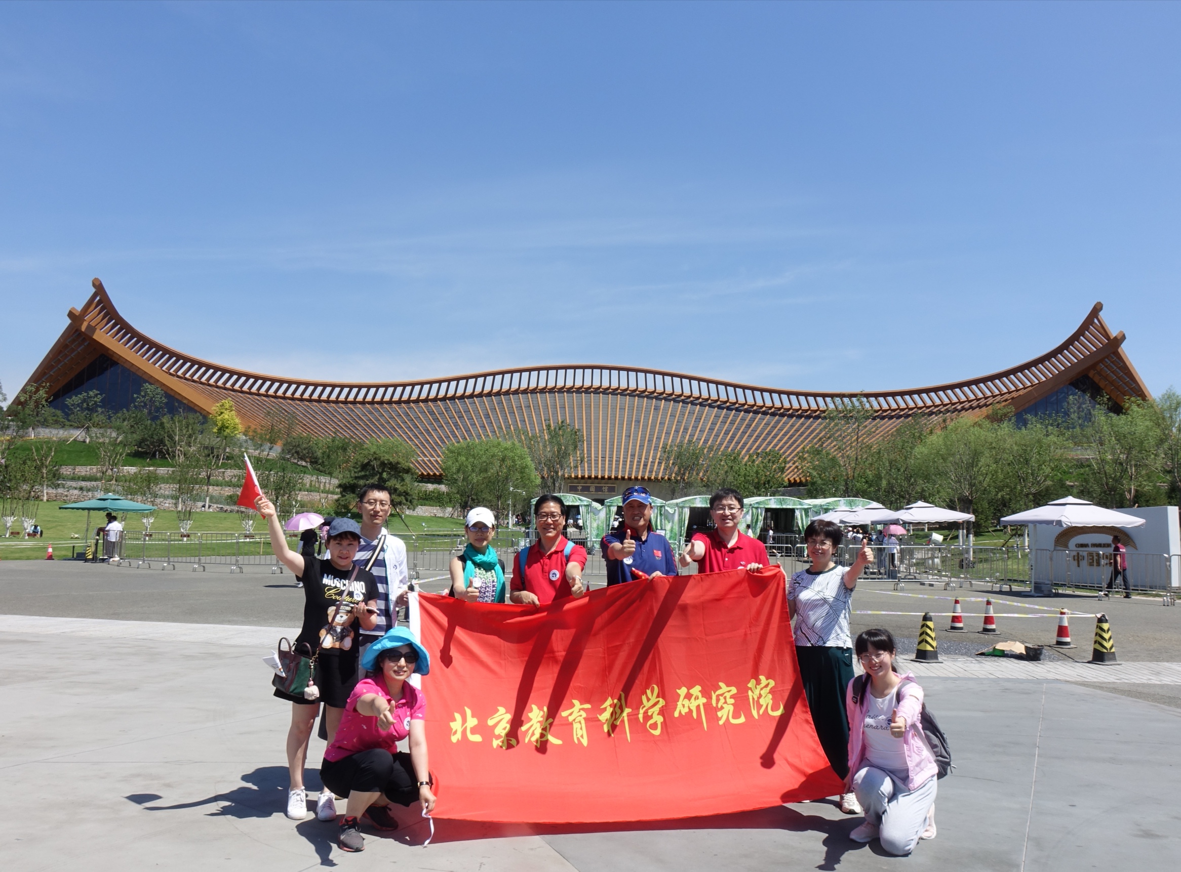 6.参观世园会合影.jpg