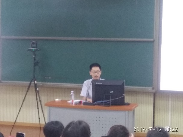 文俊老师进行课例展示.jpg