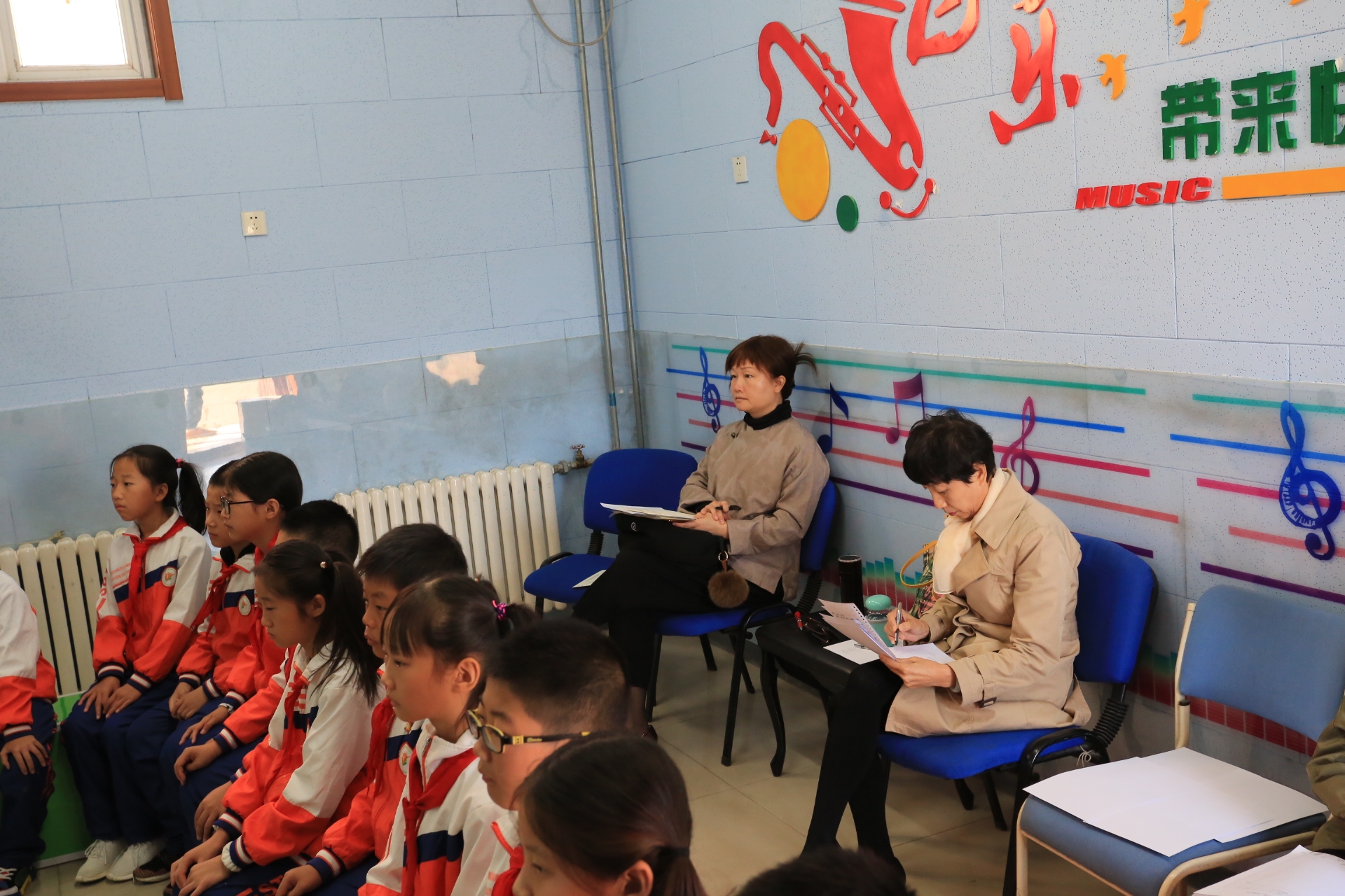 市区音乐教研员在听课.JPG