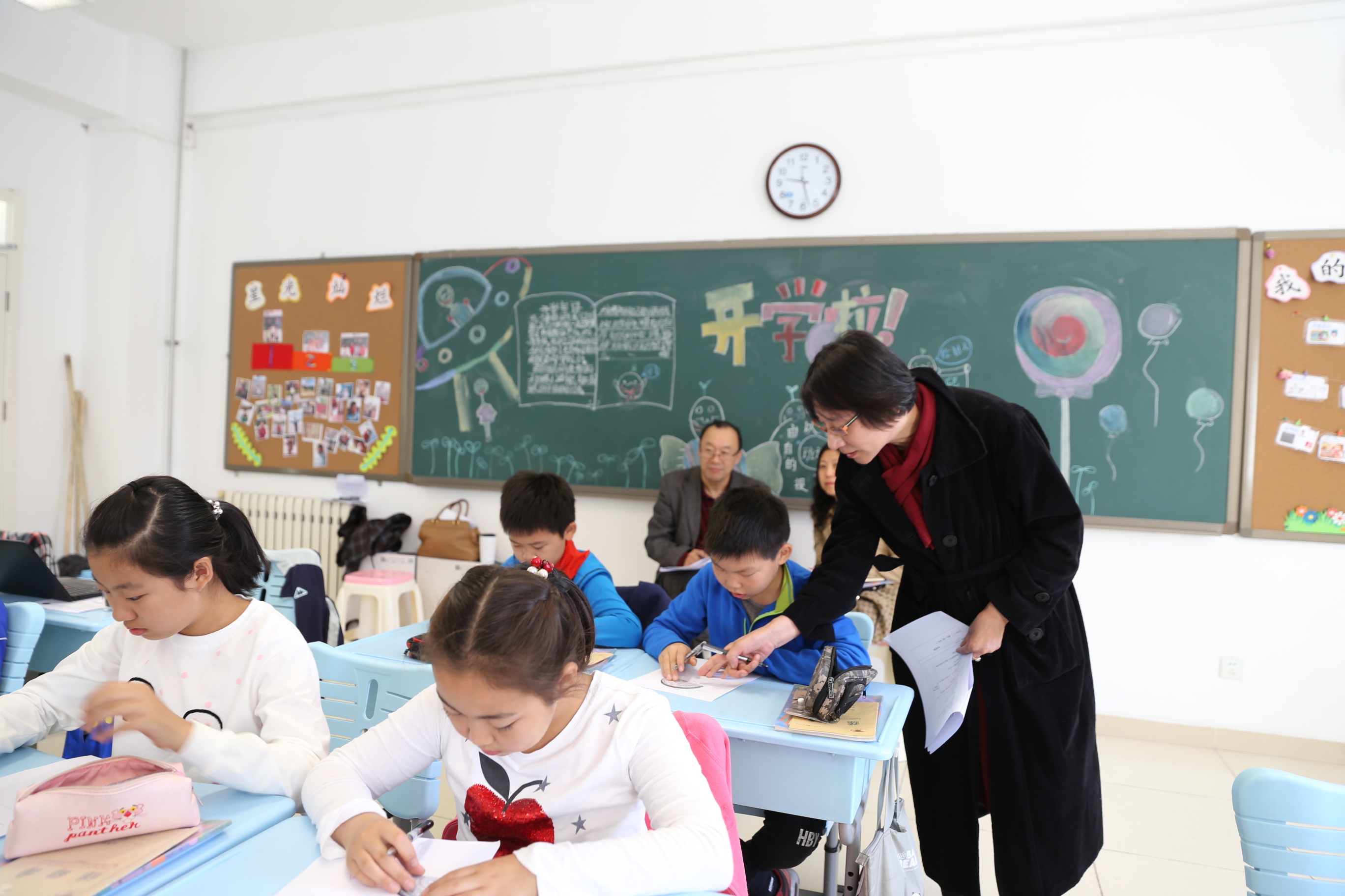 贾美华主任与学生互动.JPG