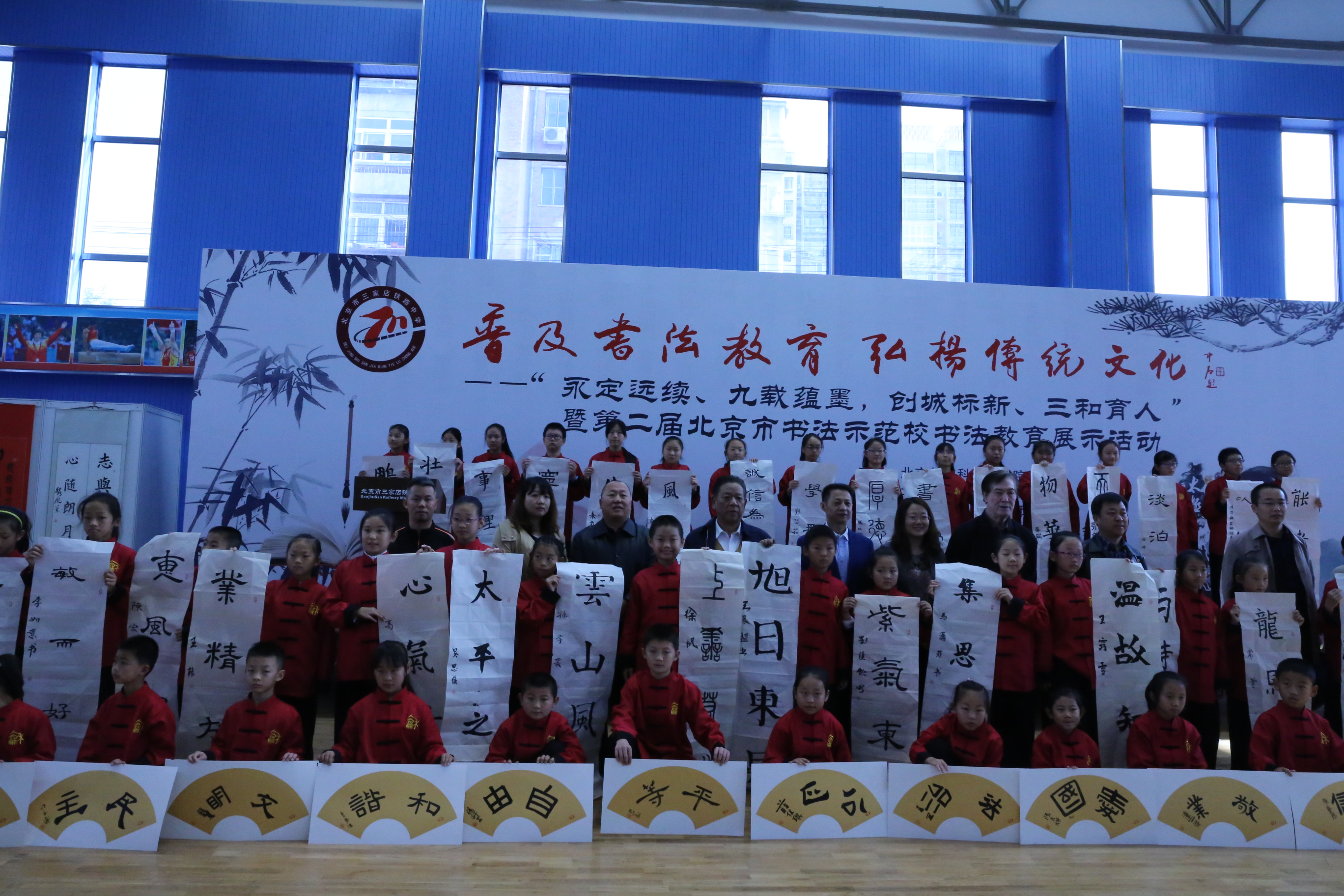 学生与嘉宾合影.JPG