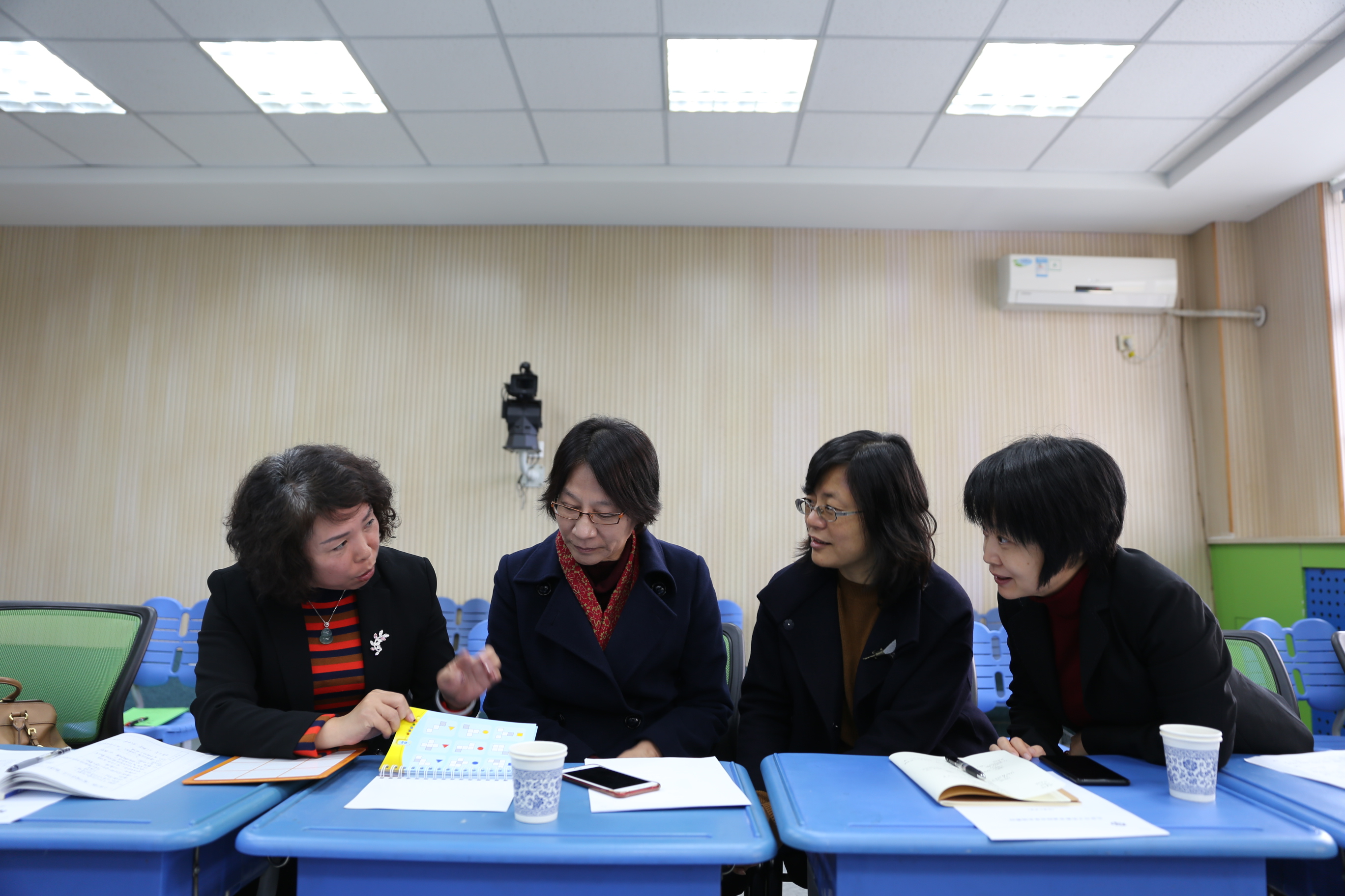 在课堂上与校长和市区教研员交流.JPG