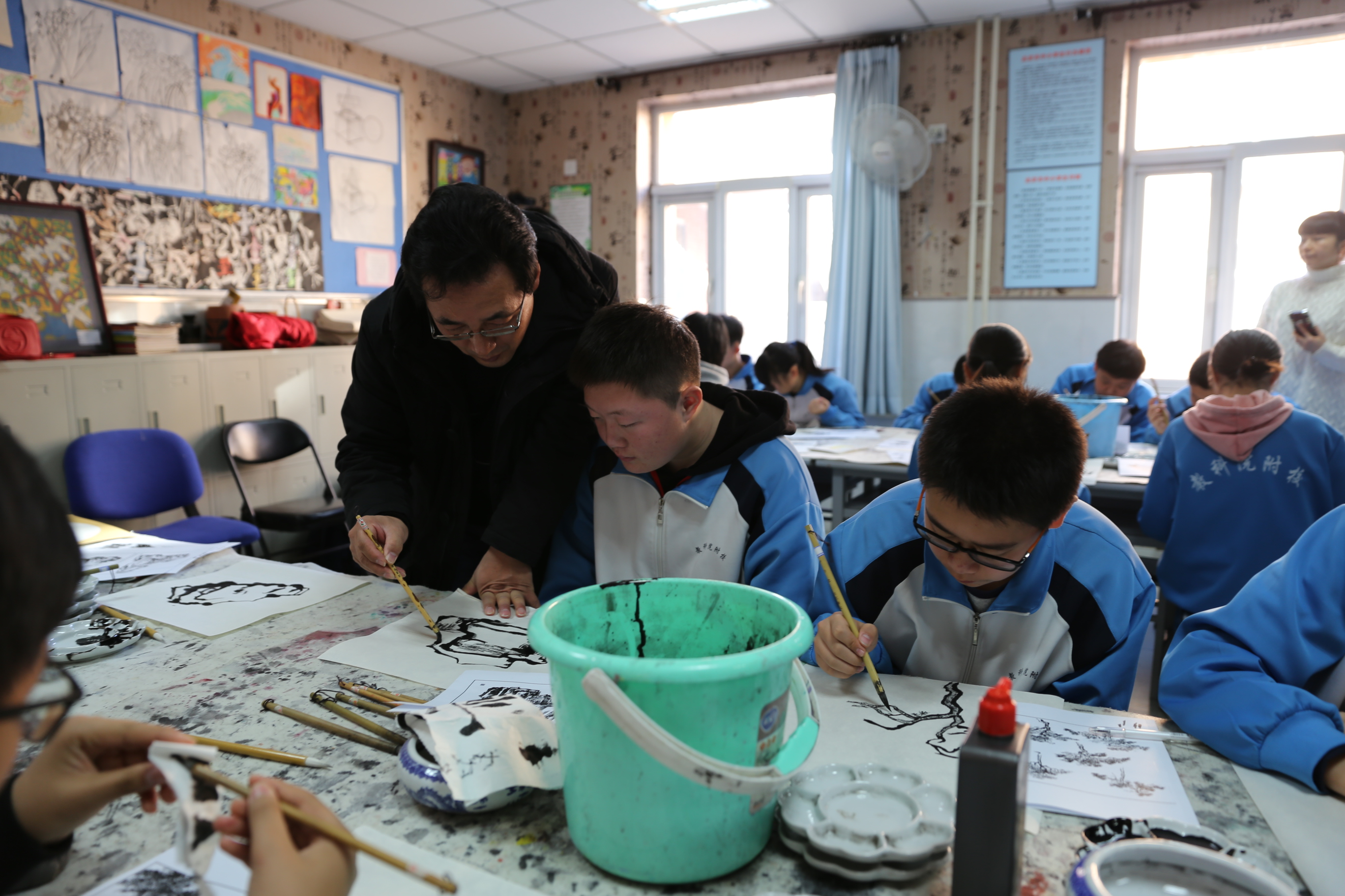 20181204 074美术教研员为学生示范.JPG