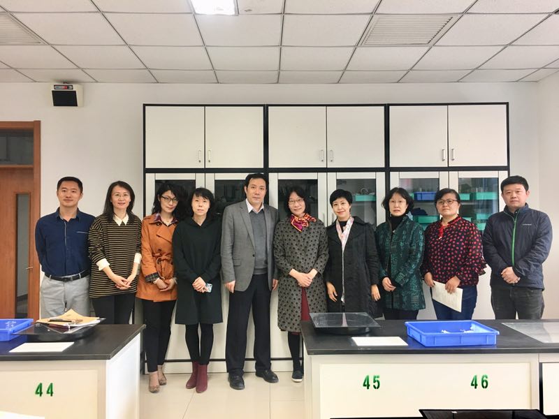 中心领导与教研员及教师合影.JPG
