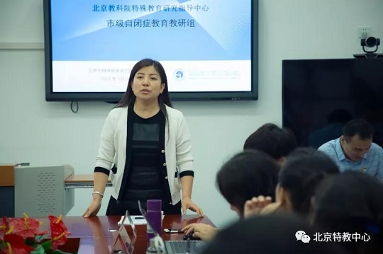 李文荣老师主持活动.jpg