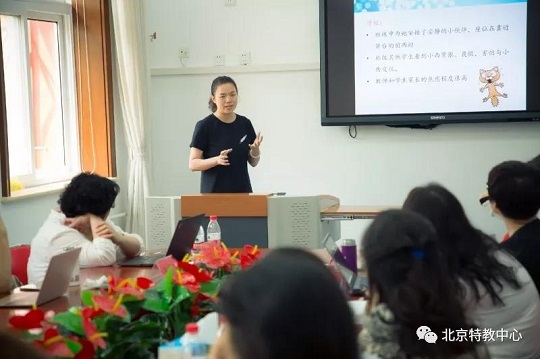 李晓娟教研员进行个案分享.jpg