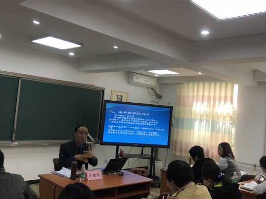 华国栋研究员做专题讲座.jpg
