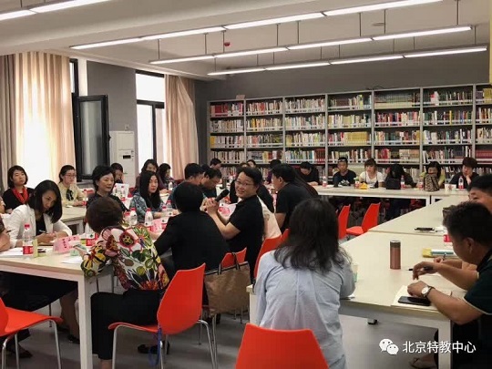 区特教中心负责人进行工作汇报及研讨.jpg