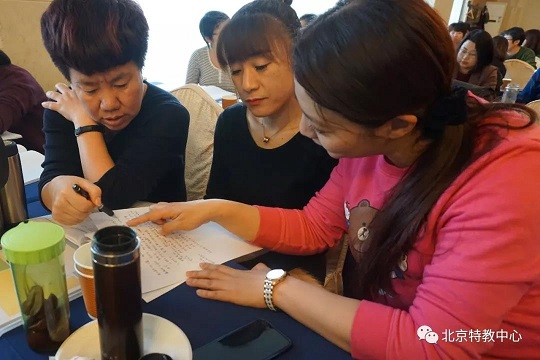 培训学员正在填写评估量表1.jpg