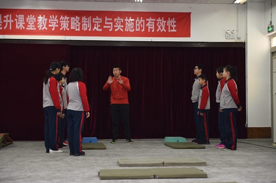 北京启喑实验学校房彪老师上体育课.jpg