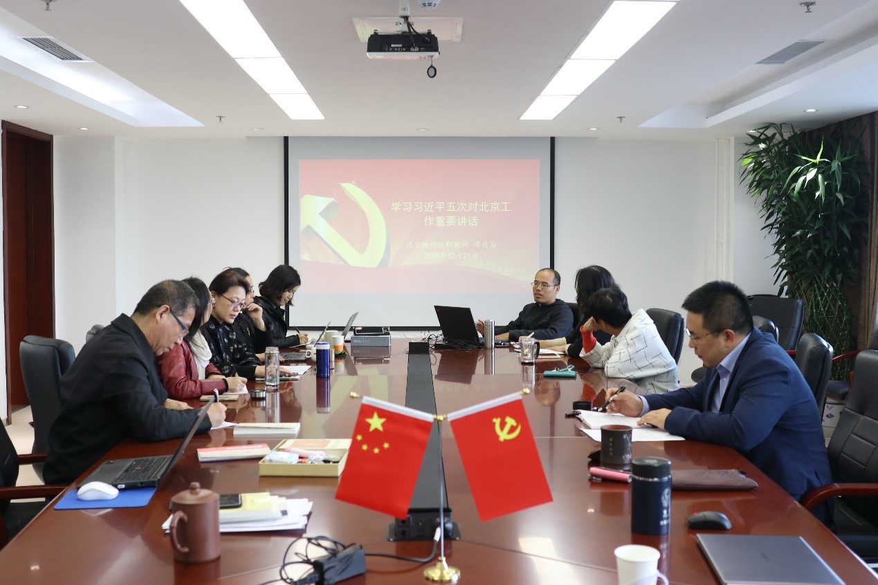 侯老师--党课.jpg