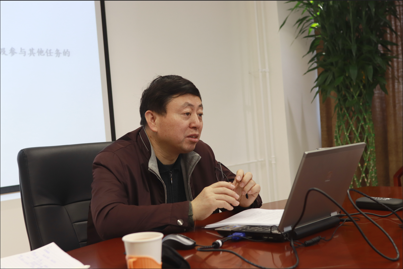 方院长作报告.png